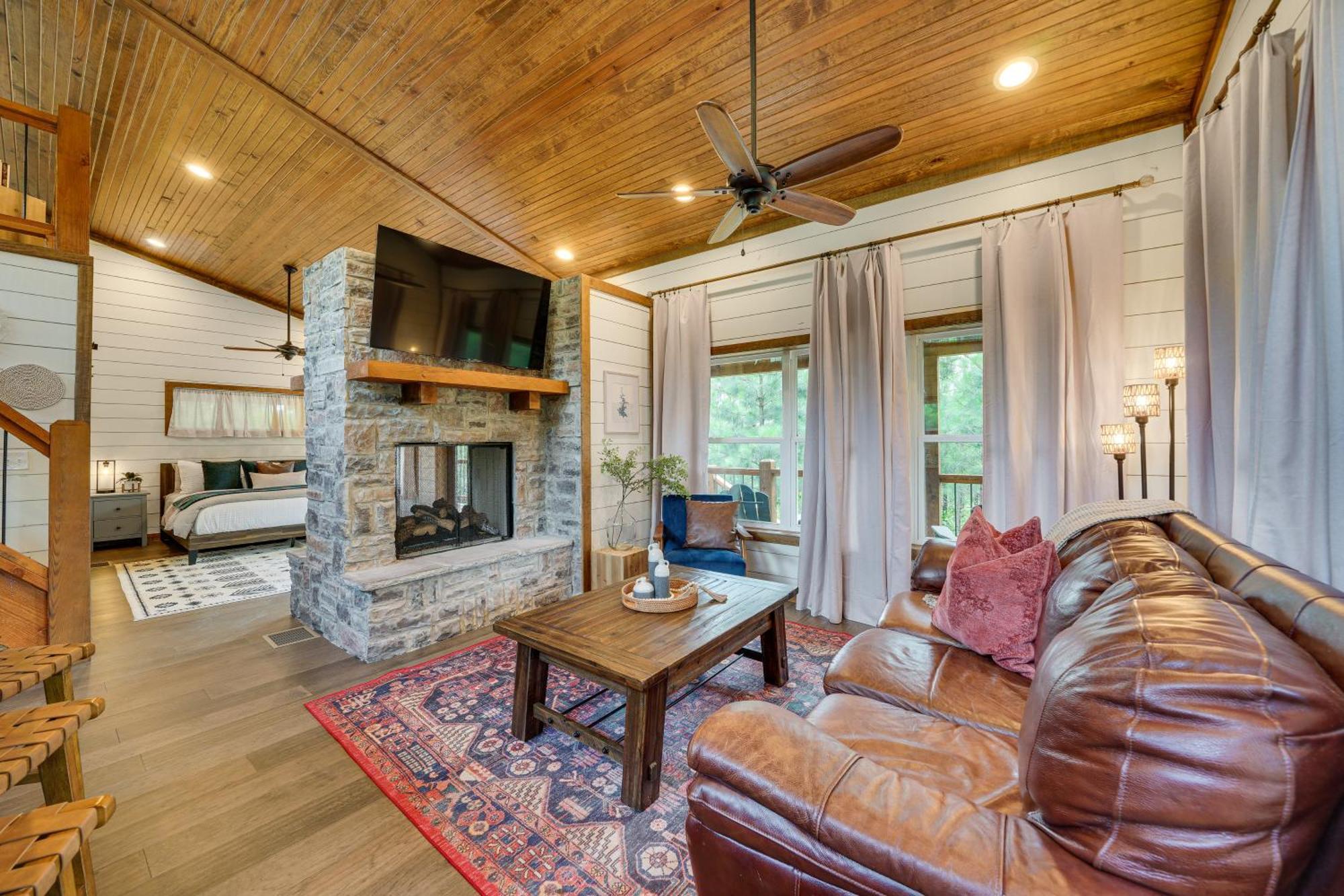 Tree-Lined Broken Bow Studio With Private Hot Tub! ภายนอก รูปภาพ