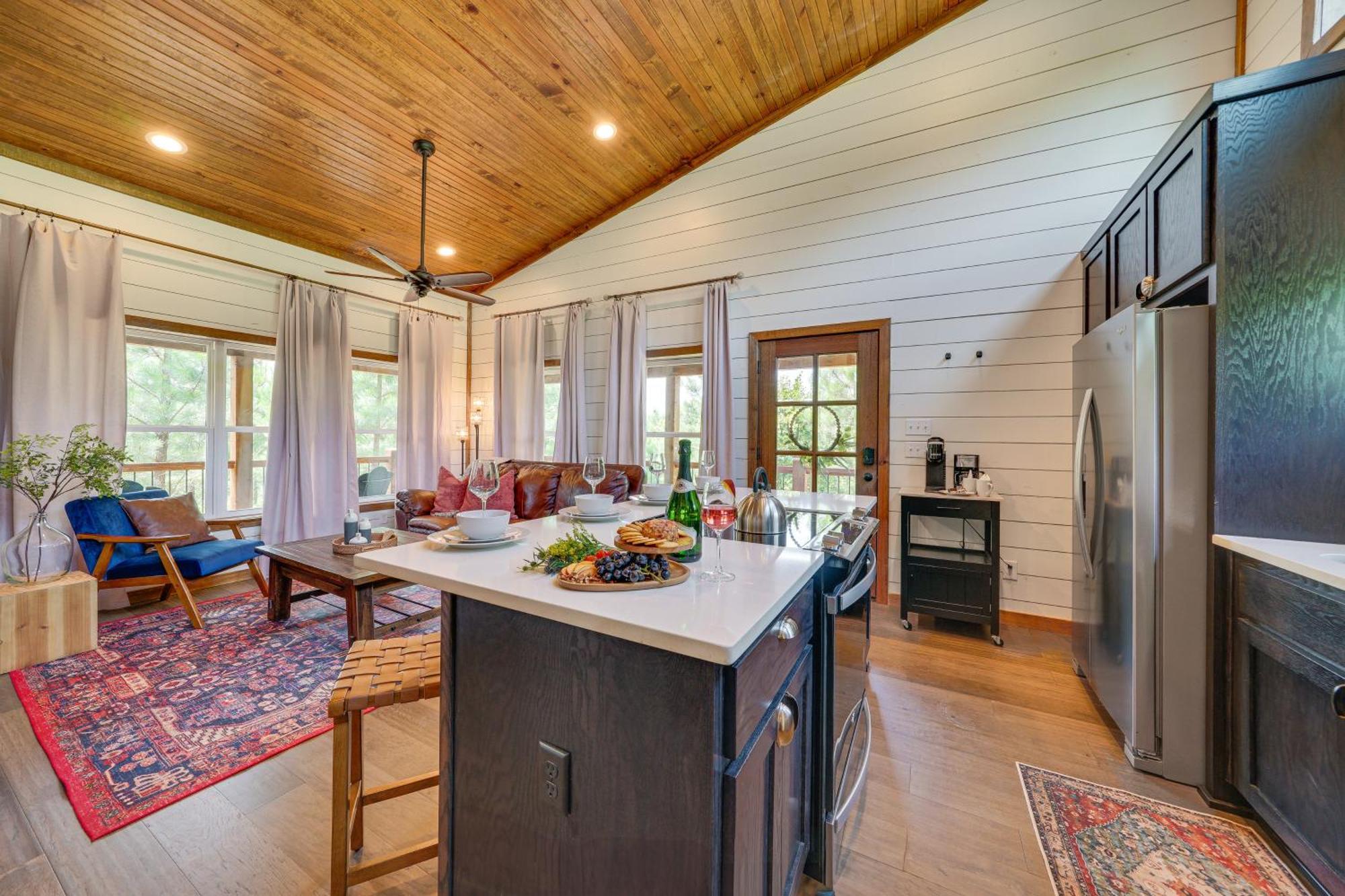 Tree-Lined Broken Bow Studio With Private Hot Tub! ภายนอก รูปภาพ