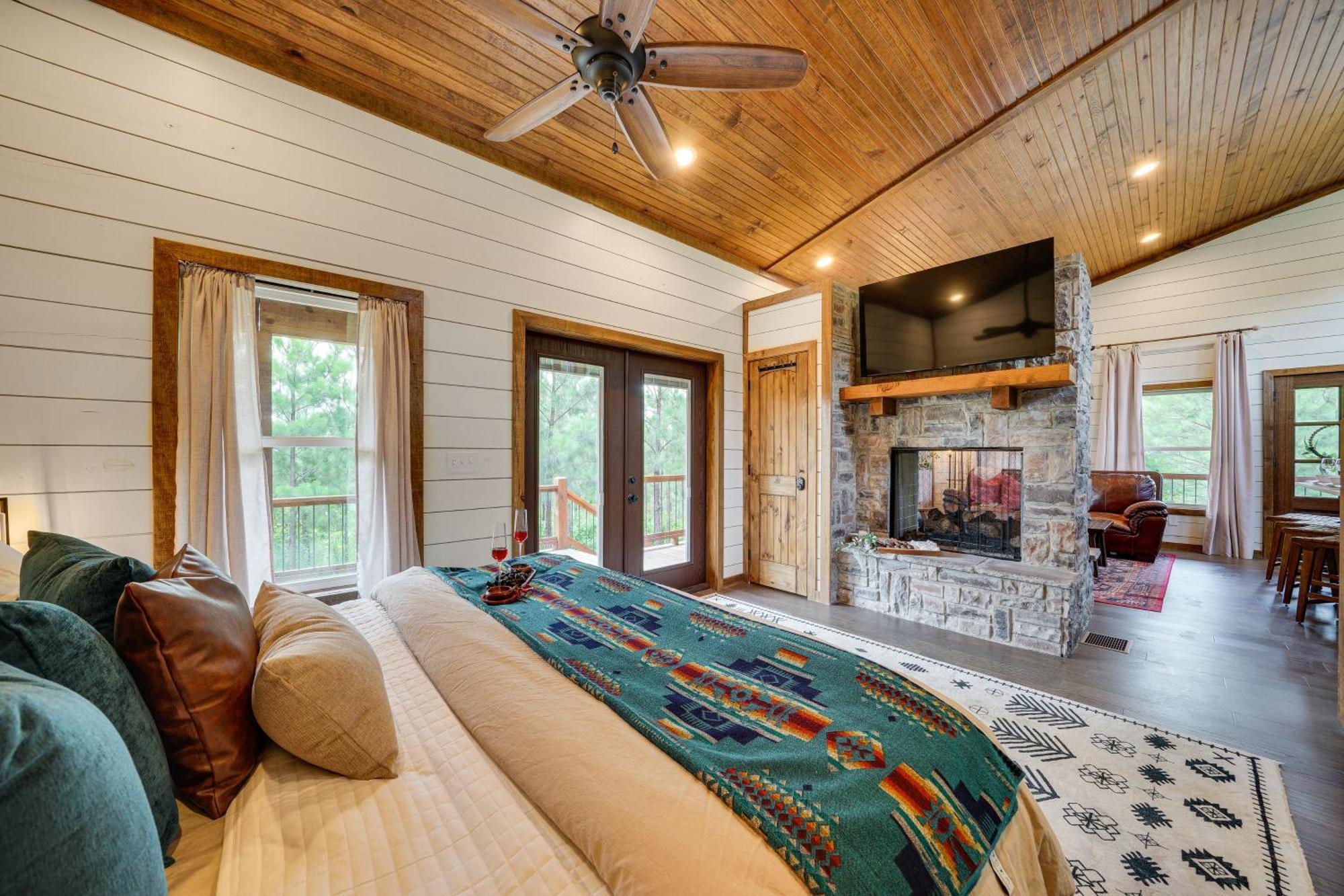 Tree-Lined Broken Bow Studio With Private Hot Tub! ภายนอก รูปภาพ